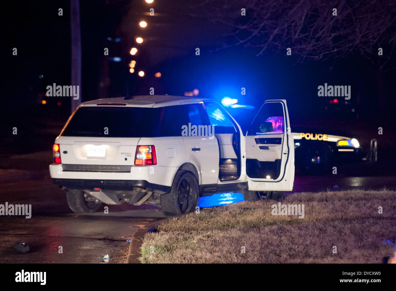 Toronto, può., 13 Apr 2014 - Un bianco Range Rover appartenenti alla ex NCAA giocatore di basket, Alwayne Bigby (23), si trova nella parte nord di Toronto dopo una polizia inseguire e manhunt. Due sospetti in un bianco Range Rover sono stati avvistati da OPP ufficiali sull'Autostrada 401 vicino a Bathurst e fuggirono, risultante in una caccia nella zona di Bathurst Street e Wilson Avenue dove un sospetto è stato arrestato. Credito: Victor Biro/Alamy Live News Foto Stock