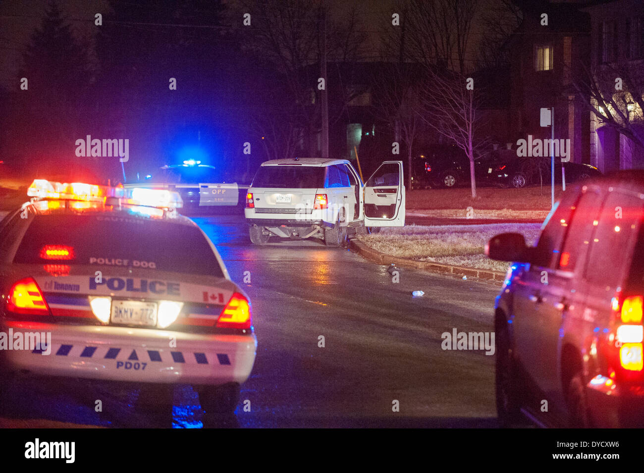 Toronto, può., 13 Apr 2014 - Un bianco Range Rover appartenenti alla ex NCAA giocatore di basket, Alwayne Bigby (23), si trova nella parte nord di Toronto dopo una polizia inseguire e manhunt. Due sospetti in un bianco Range Rover sono stati avvistati da OPP ufficiali sull'Autostrada 401 vicino a Bathurst e fuggirono, risultante in una caccia nella zona di Bathurst Street e Wilson Avenue dove un sospetto è stato arrestato. Foto Stock