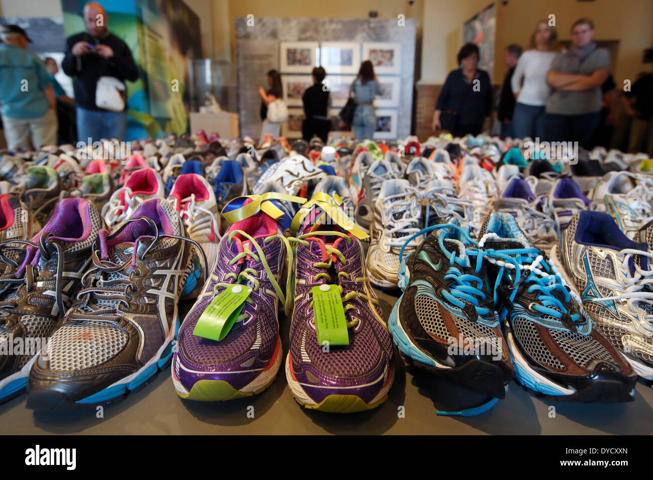 Boston, Massachusetts, STATI UNITI D'AMERICA, 14 aprile 2014. Una collezione di scarpe da corsa è in mostra presso la maratona Memorial presentano in Boston Public Library. Martedì segna il primo anniversario della Maratona di Boston di bombardamenti. Foto Stock