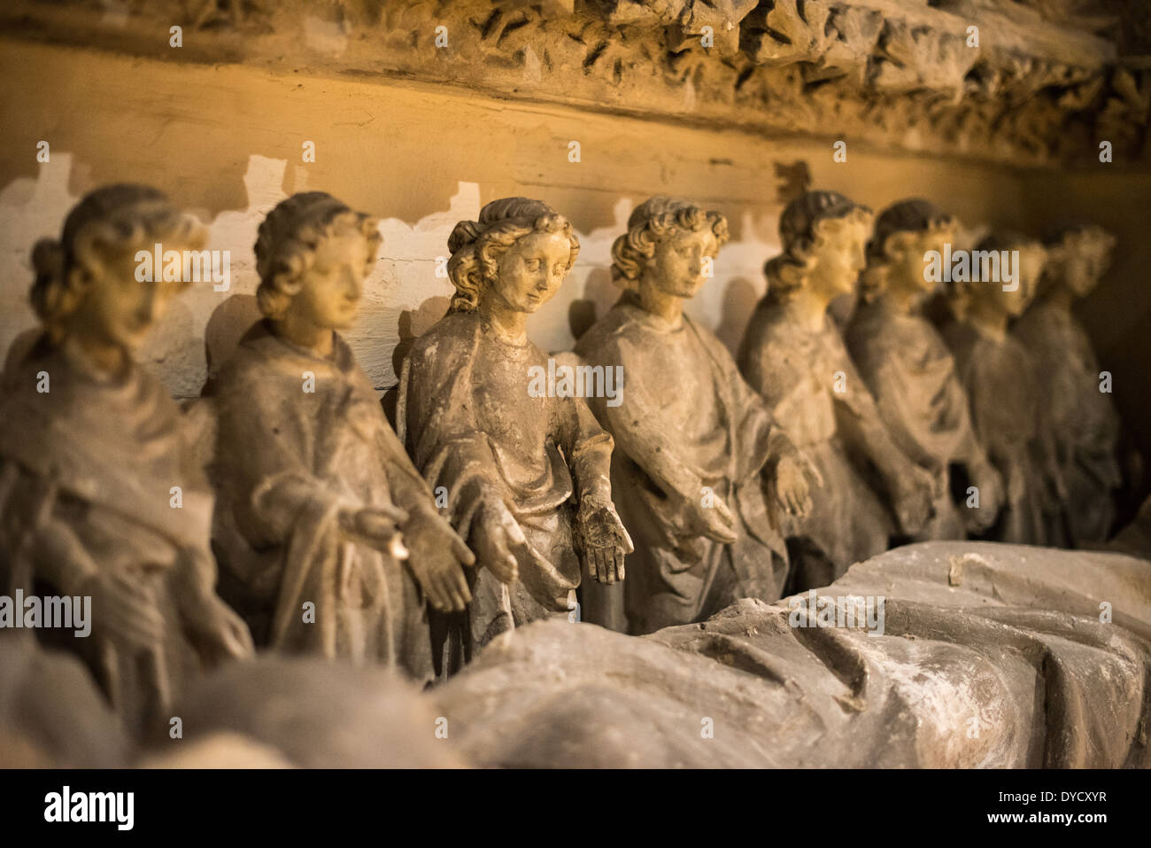 Sint-Janshospitaal Gothic Portal Bruges Belgio // BRUGES, Belgio — Un portale in pietra gotica che combina l'iconografia della Vergine Maria e del giudizio universale è esposto al Sint-Janshospitaal (Old St. John's Hospital). Il portale del XIII secolo presenta scene scolpite tra cui la morte della Vergine, Cristo con intercessori e figure apostoliche. Questo elemento architettonico dimostra l'influenza dello stile gotico della Francia settentrionale sull'arte religiosa belga medievale. Foto Stock