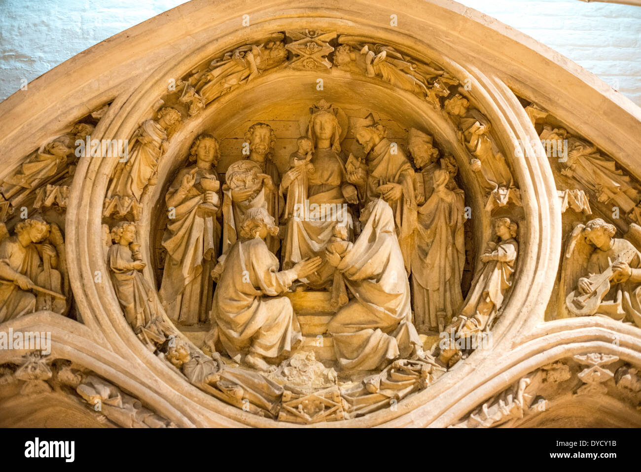 Sint-Janshospitaal Gothic Portal Bruges Belgio // BRUGES, Belgio — Un portale in pietra gotica che combina l'iconografia della Vergine Maria e del giudizio universale è esposto al Sint-Janshospitaal (Old St. John's Hospital). Il portale del XIII secolo presenta scene scolpite tra cui la morte della Vergine, Cristo con intercessori e figure apostoliche. Questo elemento architettonico dimostra l'influenza dello stile gotico della Francia settentrionale sull'arte religiosa belga medievale. Foto Stock