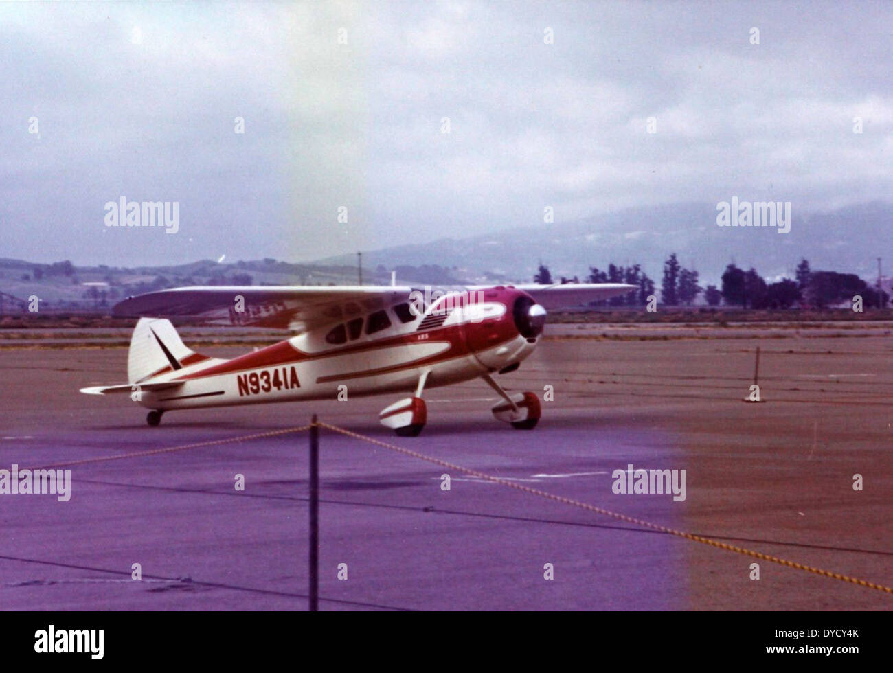 Questa immagine dell'album Bradley mostra un aereo in un'ambientazione di spettacolo aereo, catturando l'emozione e le prestazioni delle dimostrazioni di aviazione. Foto Stock