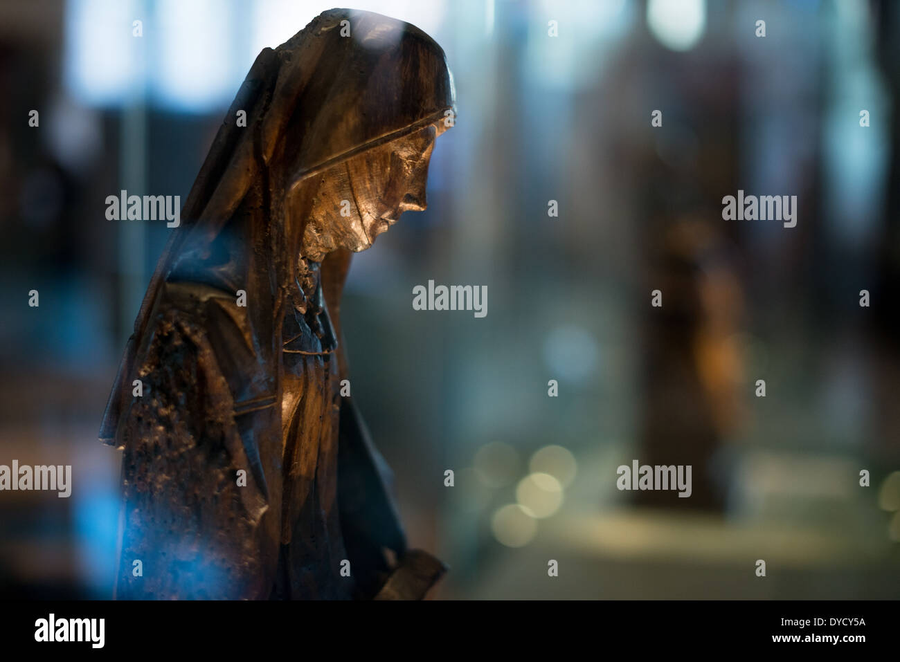 Statua di Sant'Anna Sint-Janshospitaal Bruges Belgio // BRUGES, Belgio — Una statua di quercia del XVI secolo di Sant'Anna si erge conservata a Sint-Janshospitaal (Old St. John's Hospital). Creata nelle Fiandre da un anonimo artigiano, questa scultura in legno rappresenta la tradizionale arte religiosa del periodo. La statua esemplifica le sofisticate tecniche di intaglio del legno e l'iconografia religiosa caratteristica dell'arte sacra fiamminga del XVI secolo. Foto Stock