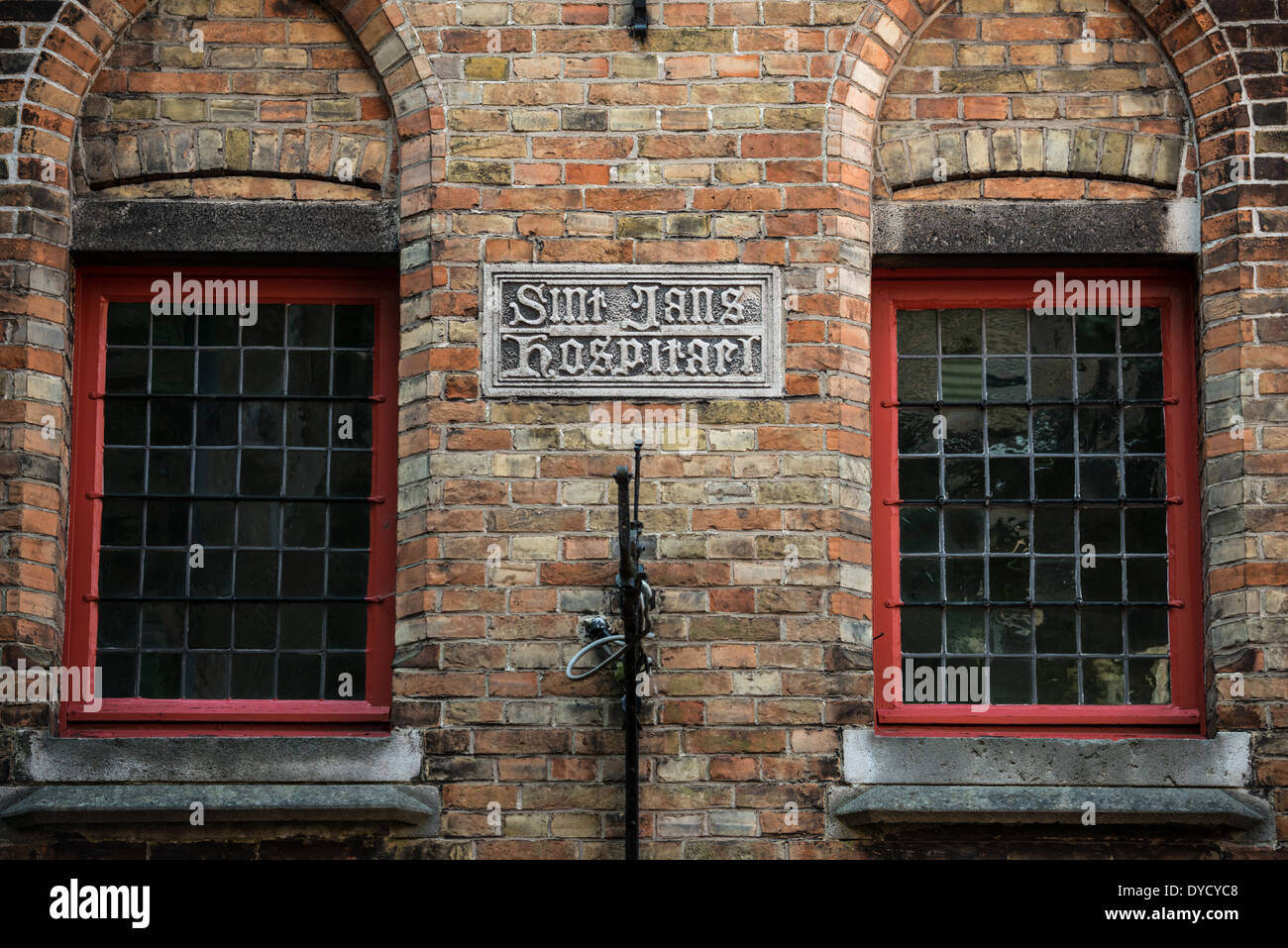 Sint-Janshospitaal Old St John's Hospital Bruges Belgio // BRUGES, Belgio — l'esterno del Sint-Janshospitaal (Old St. John's Hospital) si erge come uno degli edifici ospedalieri più antichi d'Europa sopravvissuti, risalente all'XI secolo. Originariamente istituito per prendersi cura dei pellegrini e dei viaggiatori, il complesso si è successivamente ampliato per includere sia le strutture del monastero che del convento. Questo edificio medievale è ora un museo che conserva il suo patrimonio architettonico e medico. Foto Stock