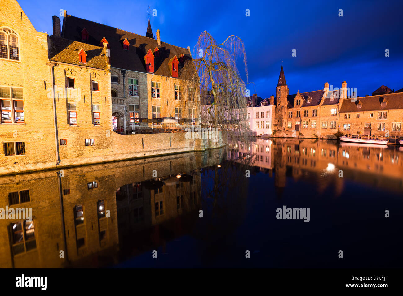 BRUGES, Belgio - a volte chiamata "la Venezia del Nord", la storica città fiamminga di Bruges ha canali che attraversano la città vecchia. Prima che l'accesso all'acqua fosse scientato, Bruges era un importante porto commerciale. L'architettura medievale e i sereni canali modellano il paesaggio urbano di Bruges, spesso chiamato "la Venezia del Nord". Essendo una città patrimonio dell'umanità dell'UNESCO, Bruges offre ai visitatori un viaggio nel passato dell'Europa, con i suoi edifici ben conservati e le strade acciottolate che riflettono la ricca storia della città. Foto Stock