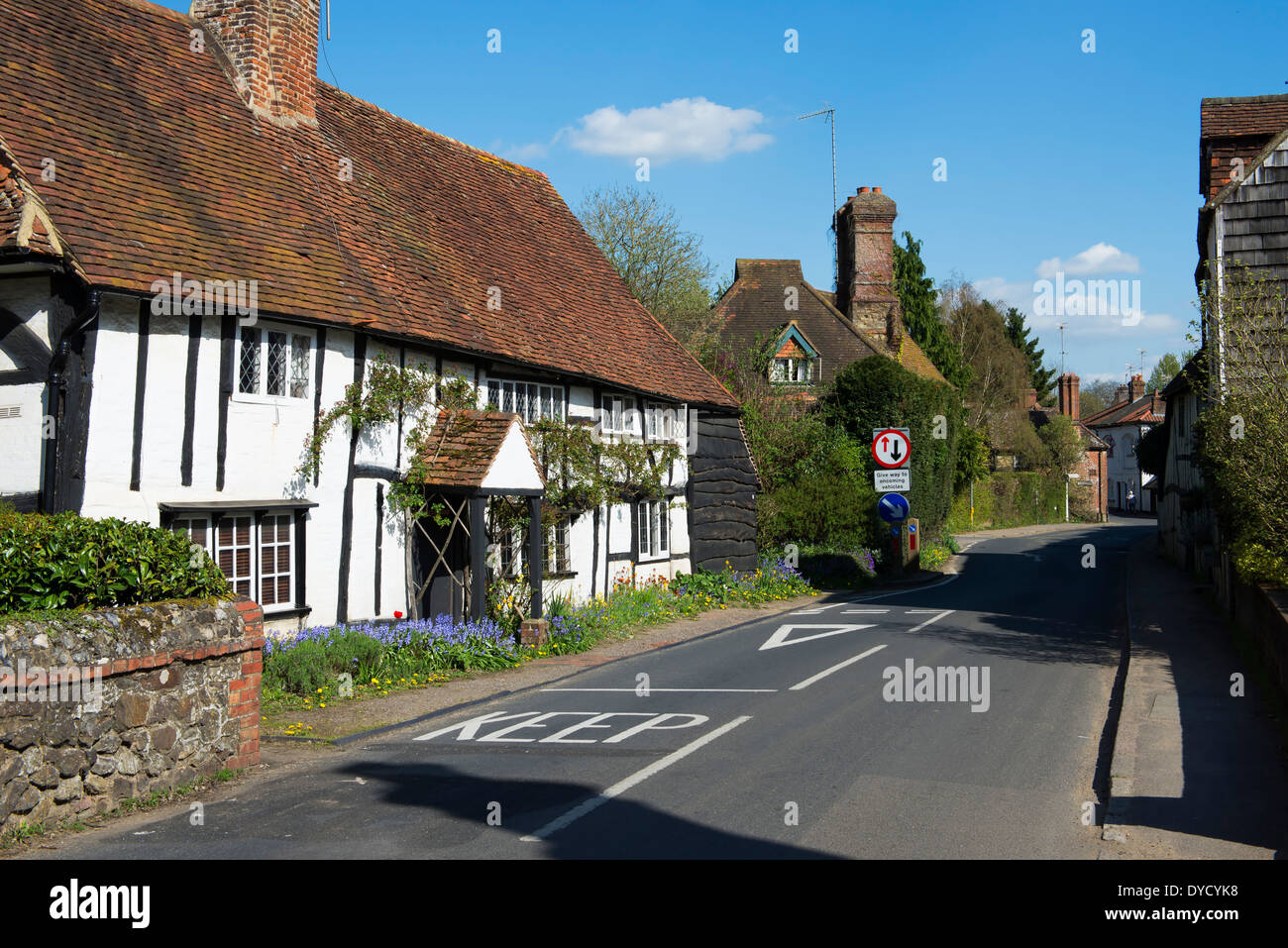 La struttura di legno cottages adiacente alla strada nel villaggio di Shere sulla North Downs in Surrey Foto Stock