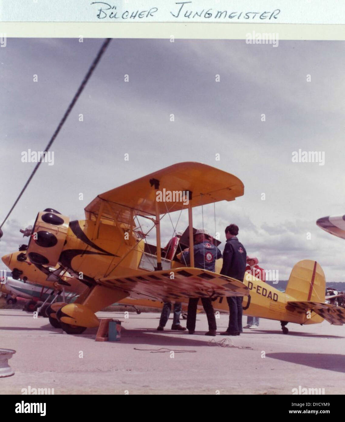 Questa immagine dell'album Bradley mostra un aereo che si esibisce in uno spettacolo aereo, catturando l'emozione e l'abilità delle dimostrazioni aeree. Foto Stock