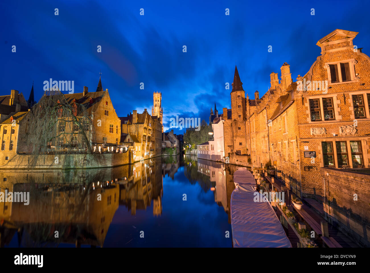 BRUGES, Belgio - a volte chiamata "la Venezia del Nord", la storica città fiamminga di Bruges ha canali che attraversano la città vecchia. Prima che l'accesso all'acqua fosse scientato, Bruges era un importante porto commerciale. L'architettura medievale e i sereni canali modellano il paesaggio urbano di Bruges, spesso chiamato "la Venezia del Nord". Essendo una città patrimonio dell'umanità dell'UNESCO, Bruges offre ai visitatori un viaggio nel passato dell'Europa, con i suoi edifici ben conservati e le strade acciottolate che riflettono la ricca storia della città. Foto Stock