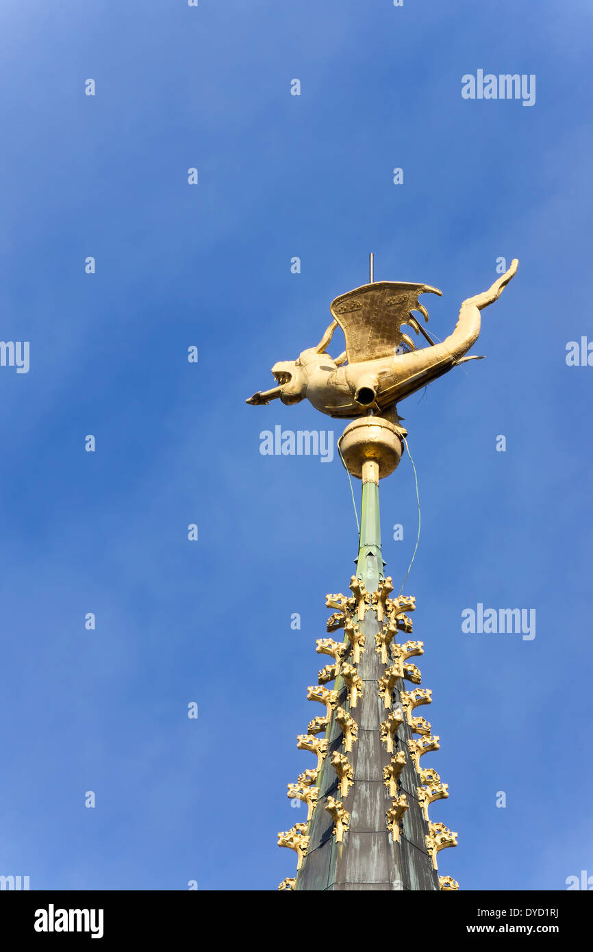 La famosa Gulden Draak o Golden Dragon sulla cima del Campanile Ghent, Belgio. Foto Stock