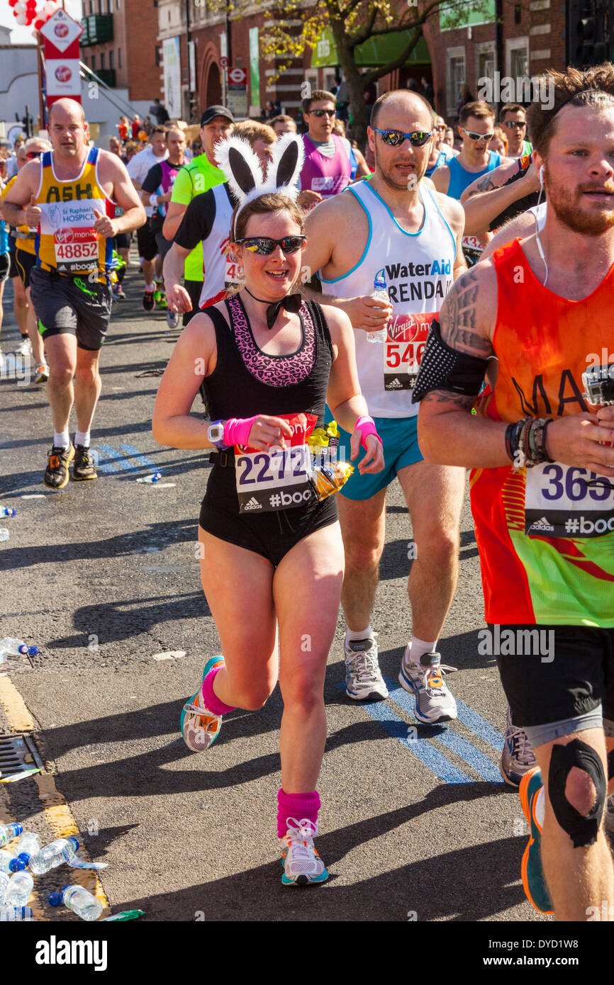 Londra REGNO UNITO. 13 aprile 2014 Londra vergine denaro maratoneta 22727 Alison Jane Ramsey di Gran Bretagna in esecuzione come un coniglio coniglietto Credito: Giovanni Henshall/Alamy Live News JMH6143 Foto Stock