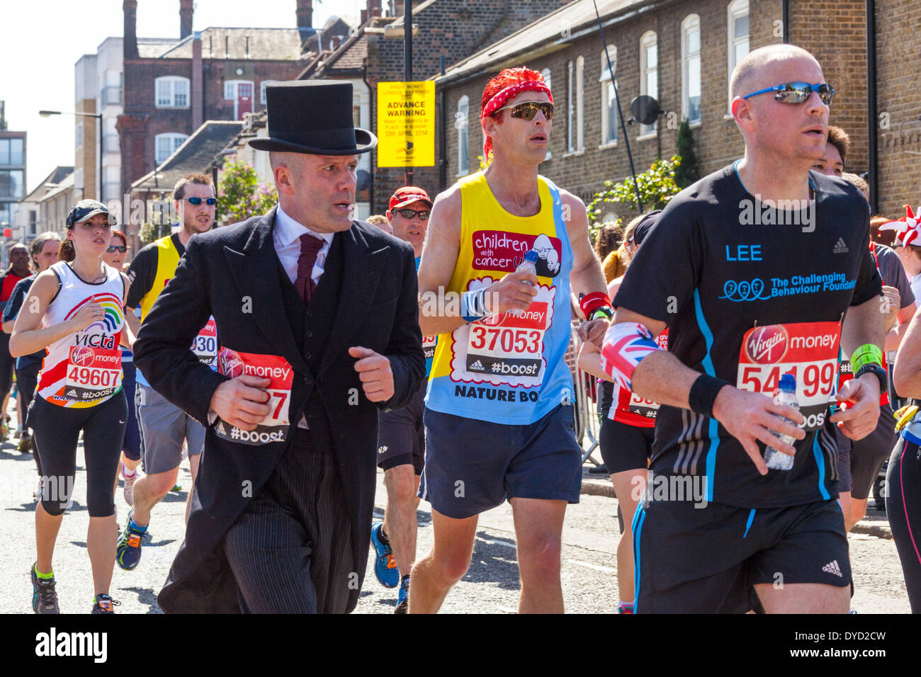 Londra REGNO UNITO. 13 aprile 2014 Londra vergine denaro maratoneta in esecuzione in top hat e code di credito: Giovanni Henshall/Alamy Live News JMH6153 Foto Stock