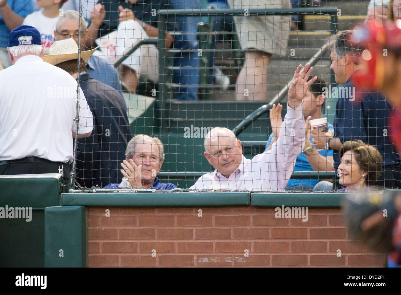 Arlington, Texas, Stati Uniti d'America. Xi Apr, 2014. (L-R) George Bush, Nolan Ryan MLB : George Bush e Nolan Ryan assistere alla partita di baseball contro Houston Astros e Texas Rangers a Rangers Ballpark in Arlington in Arlington, Texas, Stati Uniti . © Thomas Anderson/AFLO/Alamy Live News Foto Stock