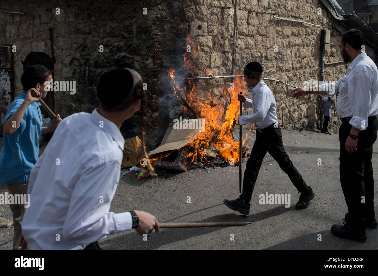 Gerusalemme. Xiv Apr, 2014. Ultra-Orthodox ebrei bruciare avanzi di cibo lievitato A Mea Shearim a Gerusalemme, il 14 aprile 2014. Durante la Pasqua, mangiare chametz, pane e altri cibi a base di grano lievitato, è vietata in base al Jewish legge religiosa. La Pasqua è un importante biblicamente derivati festival ebraico. Il popolo ebraico celebrare la Pasqua come una commemorazione della loro liberazione oltre 3.300 anni fa da Dio dalla schiavitù in Egitto che era governata dai faraoni e le loro libertà come una nazione sotto la guida di Mosè. Credito: Li Rui/Xinhua/Alamy Live News Foto Stock