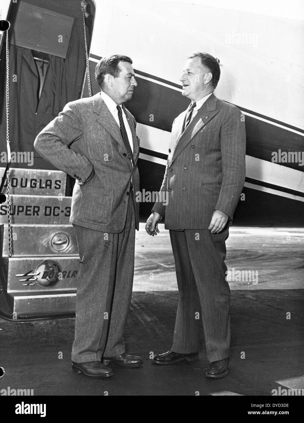 Nel 1949, William Littlewood e Donald W. Douglas, figure di spicco dell'aviazione, furono coinvolti nelle operazioni che circondarono il Douglas DC-3 presso la Douglas Aircraft Company di Santa Monica. Il DC-3, un leggendario aereo di linea, ha rivoluzionato il trasporto aereo con la sua affidabilità ed efficienza, diventando un attore chiave nell'aviazione commerciale. Foto Stock