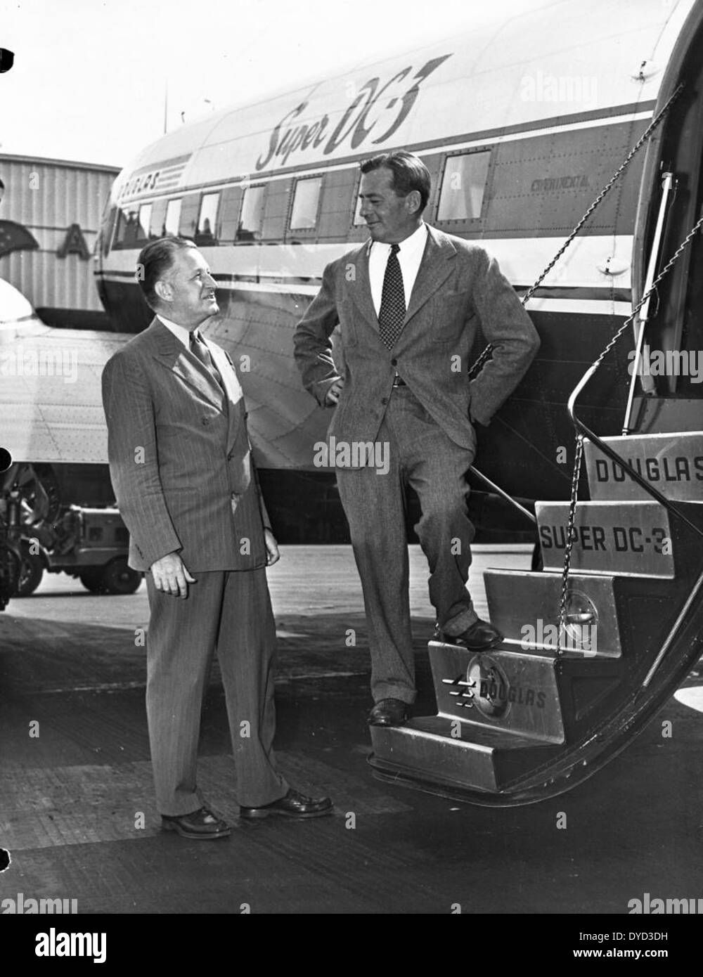 William Littlewood e Donald W. Douglas posano con un Douglas DC-3 a Santa Monica, 1949. Il DC-3 fu un aereo di linea pionieristico che rivoluzionò l'aviazione commerciale. Foto Stock