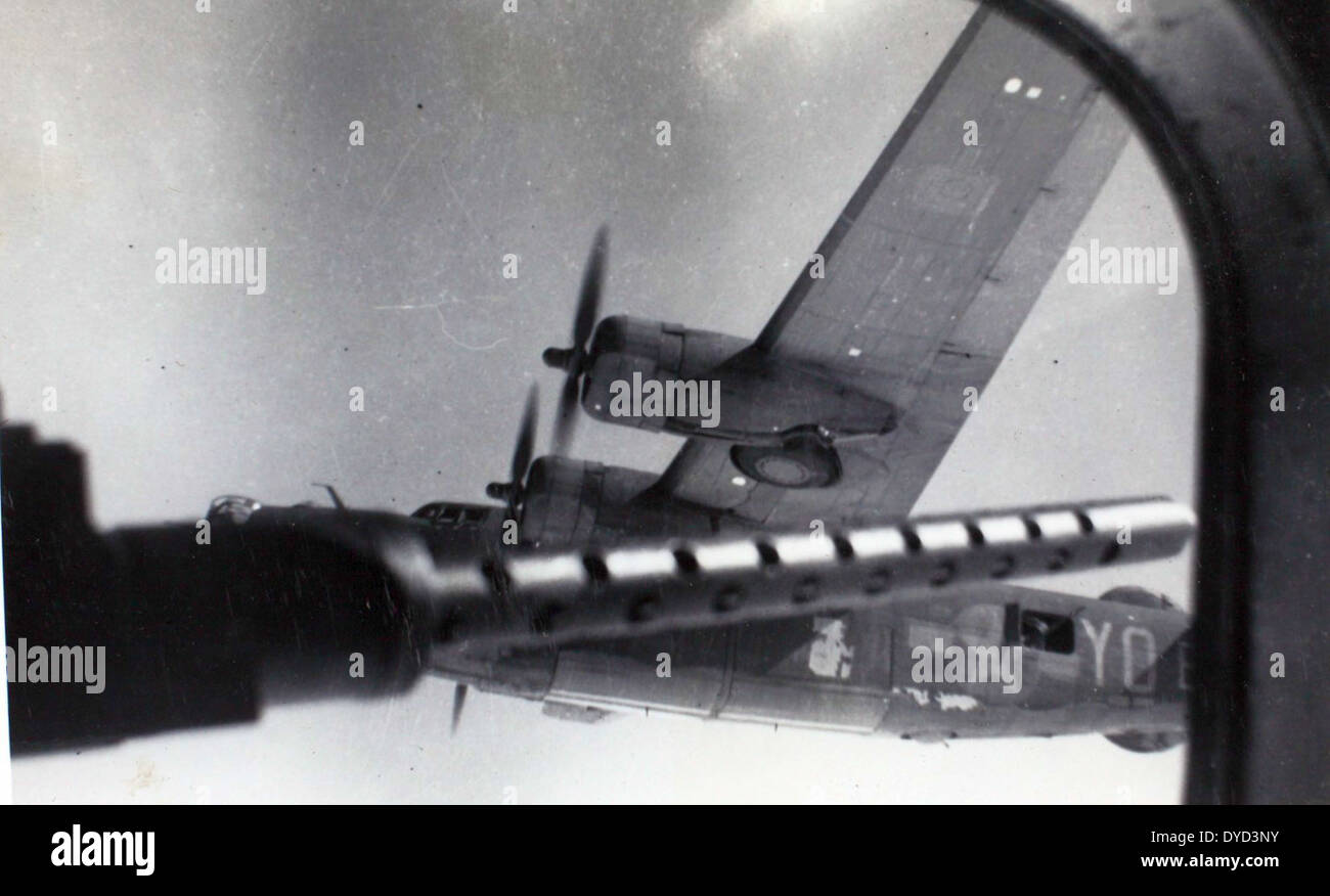 Questa immagine del 389th Bomb Group presenta un B-24 Liberator, anch'esso associato al 93rd Bomb Group. Il B-24 fu utilizzato durante la seconda guerra mondiale per bombardamenti, con le sue mitragliatrici m2 Browning che fungevano da equipaggiamento difensivo essenziale. Foto Stock