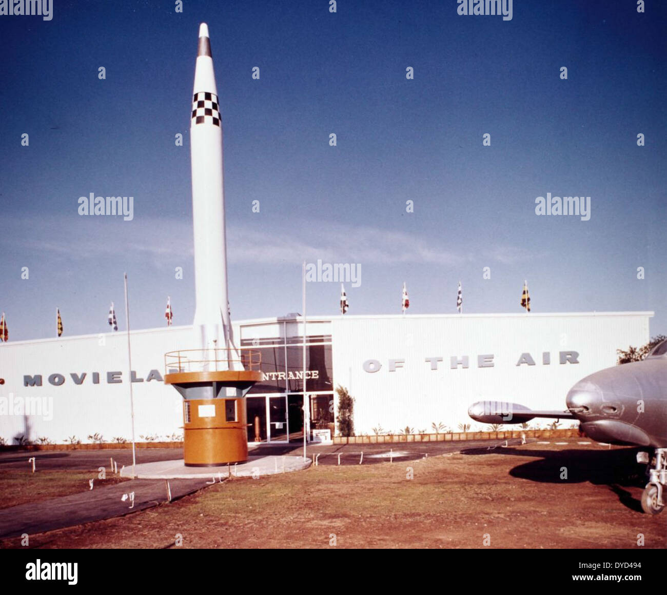 Paul Mantz era un famoso pilota americano ed esperto di aviazione, noto per il suo volo acrobatico nei film di Hollywood. Ha svolto un ruolo chiave nello sviluppo di coreografie aeree per film, spesso eseguendo audaci imprese di volo. Questa foto dell'album AL-34D cattura il suo coinvolgimento nell'aviazione durante l'età d'oro di Hollywood. Foto Stock