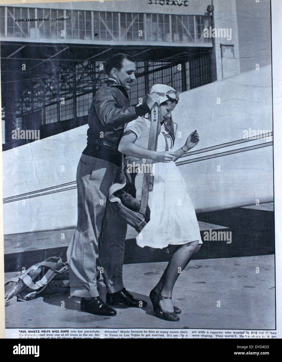 Questa foto raffigura Paul Mantz, un famoso aviatore e consulente cinematografico, noto per i suoi contributi all'aviazione e alle acrobazie cinematografiche. Mantz fu una figura significativa nella prima aviazione di Hollywood, addestrando piloti per numerose produzioni cinematografiche. Foto Stock