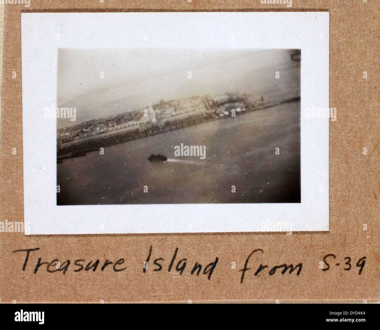 Questa foto dell'album Paul Mantz cattura Paul Mantz, un famoso aviatore noto per il suo ruolo nell'industria cinematografica. Mantz è stato un pilota di stunt per i film di Hollywood e ha svolto un ruolo chiave nelle scene di film aerei. Foto Stock