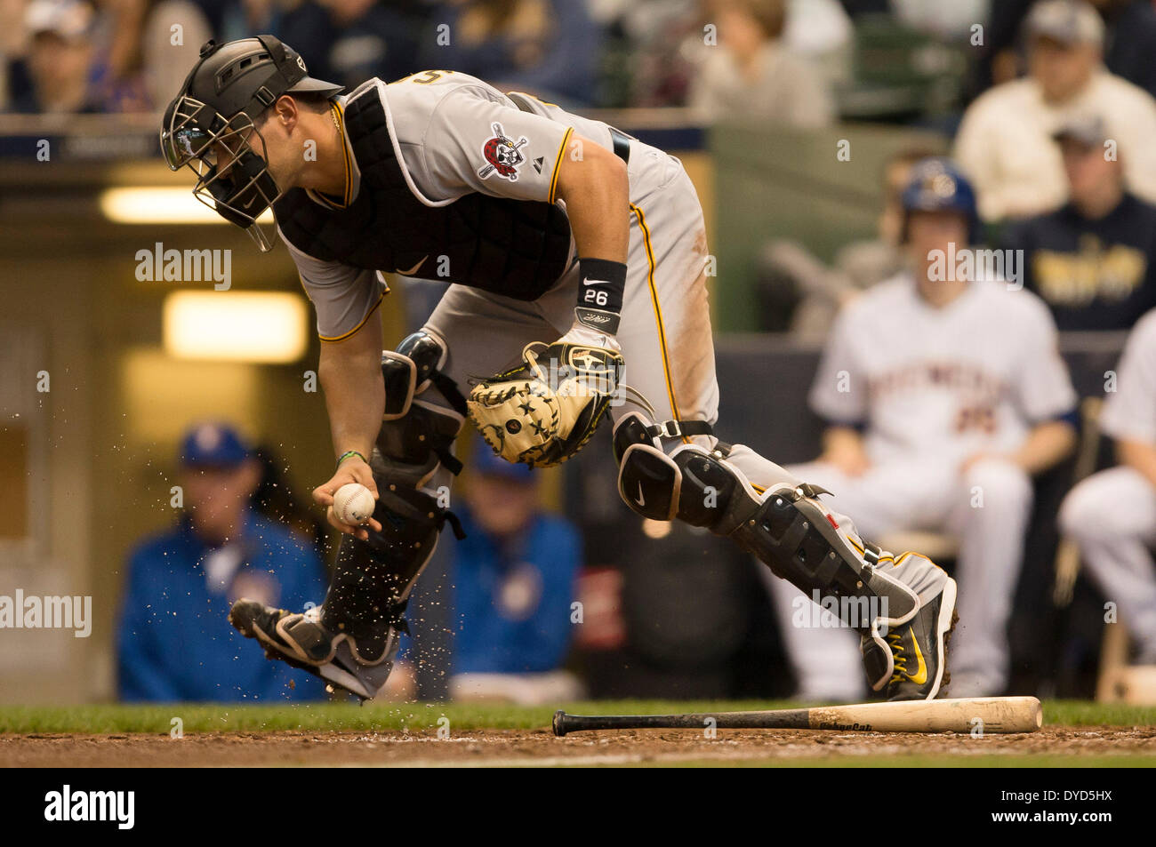 Milwaukee, Wisconsin, Stati Uniti d'America. Xiii Apr, 2014. Aprile 13, 2014: Pittsburgh Pirates catcher Tony Sanchez #26 preleva un bunt nella parte anteriore della piastra durante il Major League Baseball gioco tra il Milwaukee Brewers e i pirati di Pittsburgh a Miller Park di Milwaukee, WI. Produttori di birra sconfitto i pirati 4-1. John Fisher/CSM/Alamy Live News Foto Stock