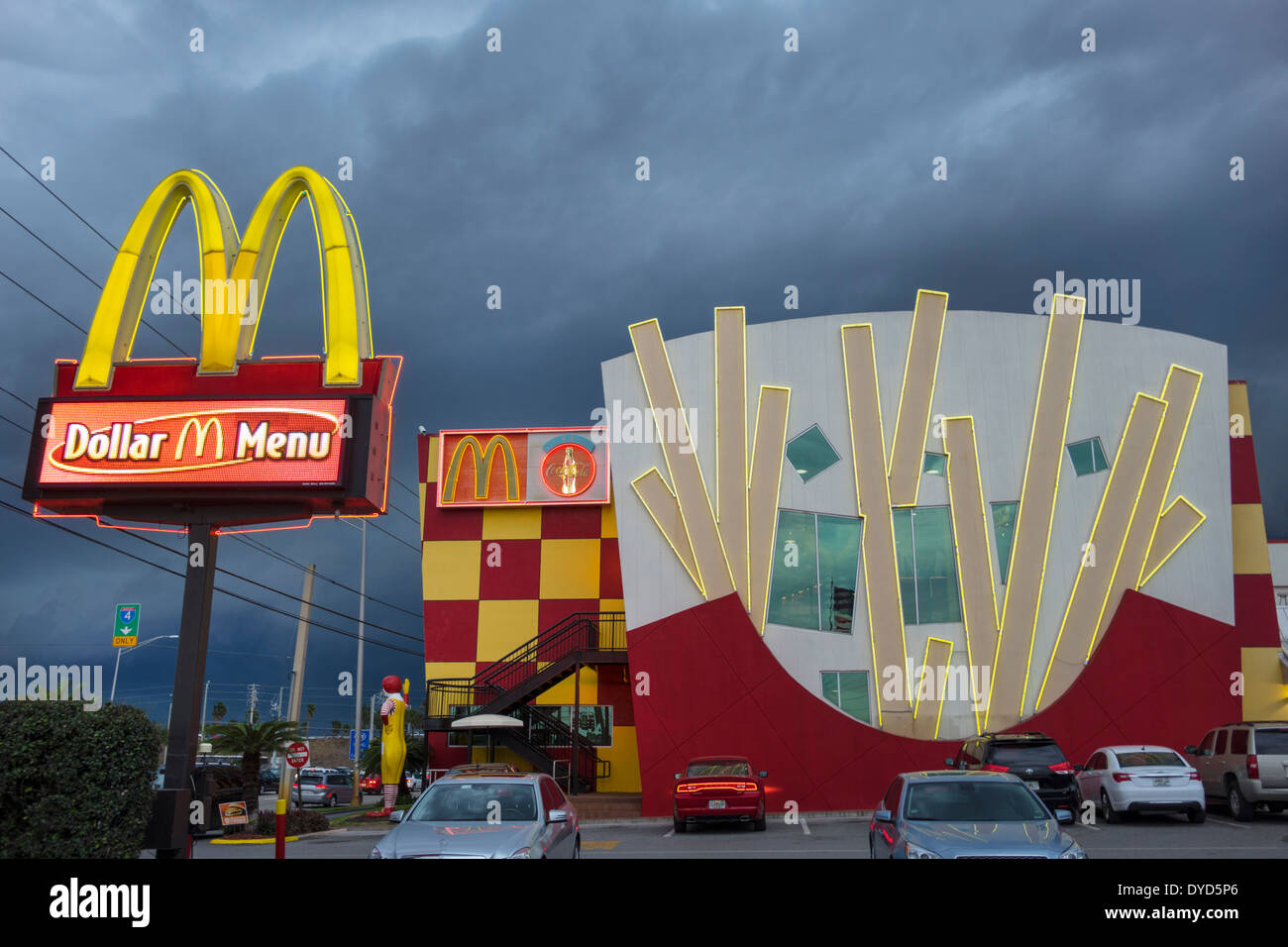 Orlando Florida, International Drive, McDonald's, hamburger, hamburger, fast food, ristoranti, ristoranti, caffè, cartello, menu del dollaro, neon, arco d'oro Foto Stock