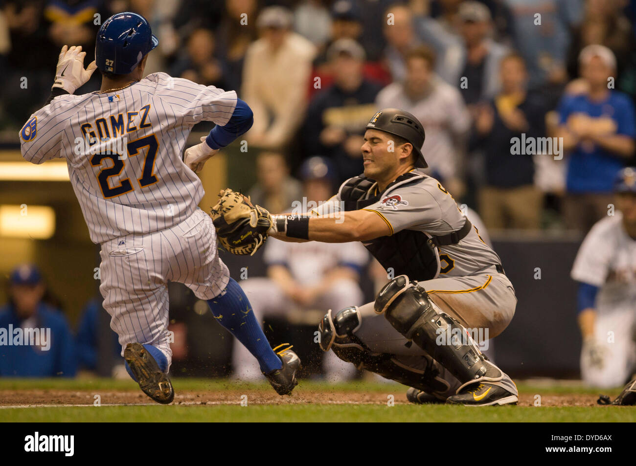 Milwaukee, Wisconsin, Stati Uniti d'America. Xiii Apr, 2014. Aprile 13, 2014: Pittsburgh Pirates catcher Tony Sanchez #26 attende i passi alla home della piastra mentre Milwaukee Brewers center fielder Carlos Gomez #27 scorre nella piastra di casa. Gomez è stato tagged presso la piastra durante il Major League Baseball gioco tra il Milwaukee Brewers e i pirati di Pittsburgh a Miller Park di Milwaukee, WI. Produttori di birra sconfitto i pirati 4-1. John Fisher/CSM/Alamy Live News Foto Stock