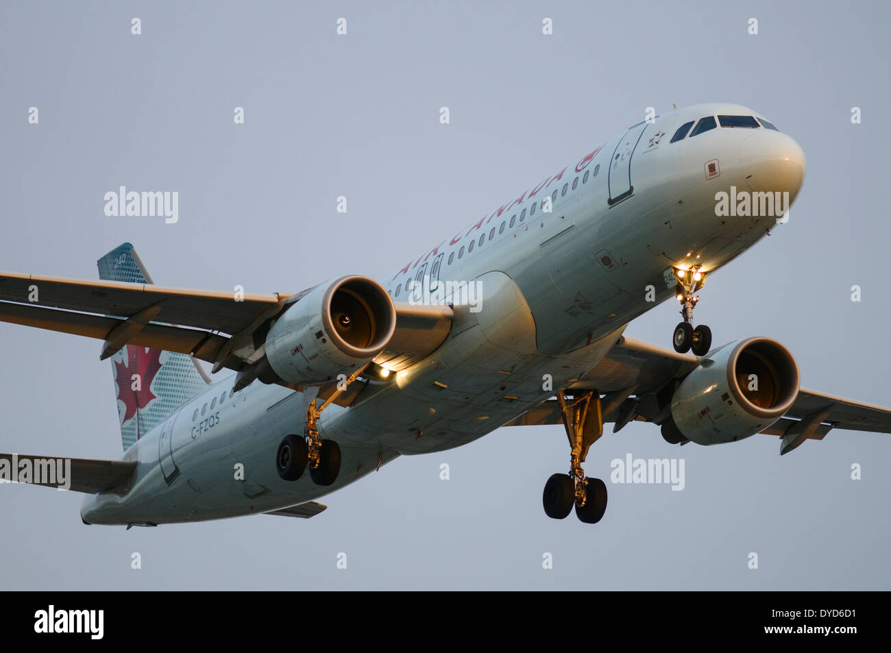 Un Air Canada Airbus A320 (A320-200) piano di approccio finale per l'atterraggio all'Aeroporto Internazionale di Vancouver, Canada Foto Stock