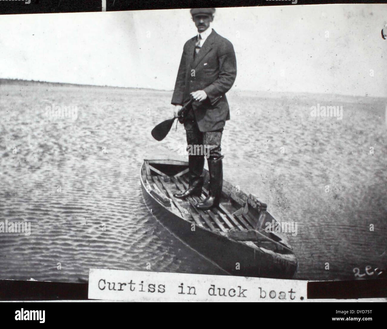 Questa foto tratta dall'album di Ray Fife cattura vari Curtiss Aircraft, tra cui Curtiss Hydro, Pusher e Triad, tutti sviluppati dal pioniere dell'aviazione Glenn Curtiss. Questi velivoli facevano parte della prima storia dell'aviazione, contribuendo ai progressi nell'idroaviazione e nei primi progetti di volo. Foto Stock