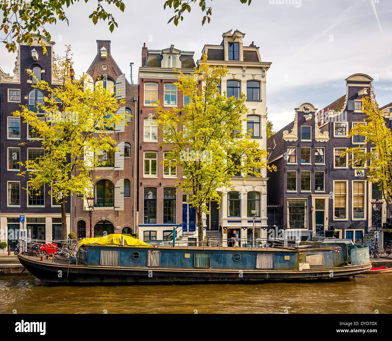 Edifici sul canal in Amsterdam Foto Stock