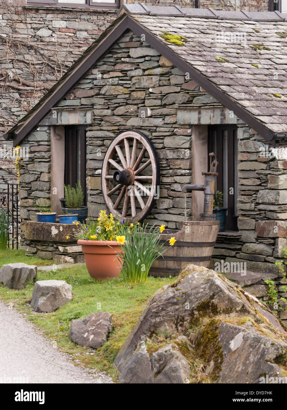 Vecchio cottage tradizionale in ardesia con parete a secco, Elterwater, English Lake District Cumbria, Inghilterra, Regno Unito Foto Stock