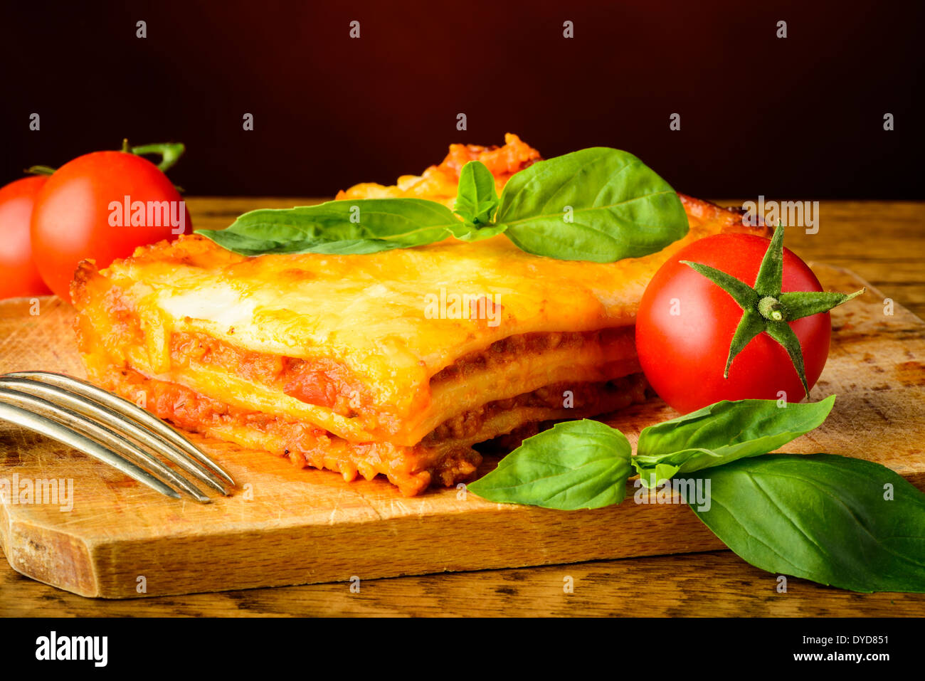 Primo piano dettaglio della cena con lasagne alla bolognese con basilico e pomodoro Foto Stock