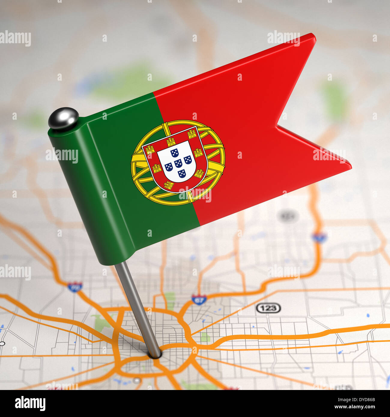 Piccola bandiera del Portogallo incollata nella mappa sfondo con il fuoco selettivo. Foto Stock