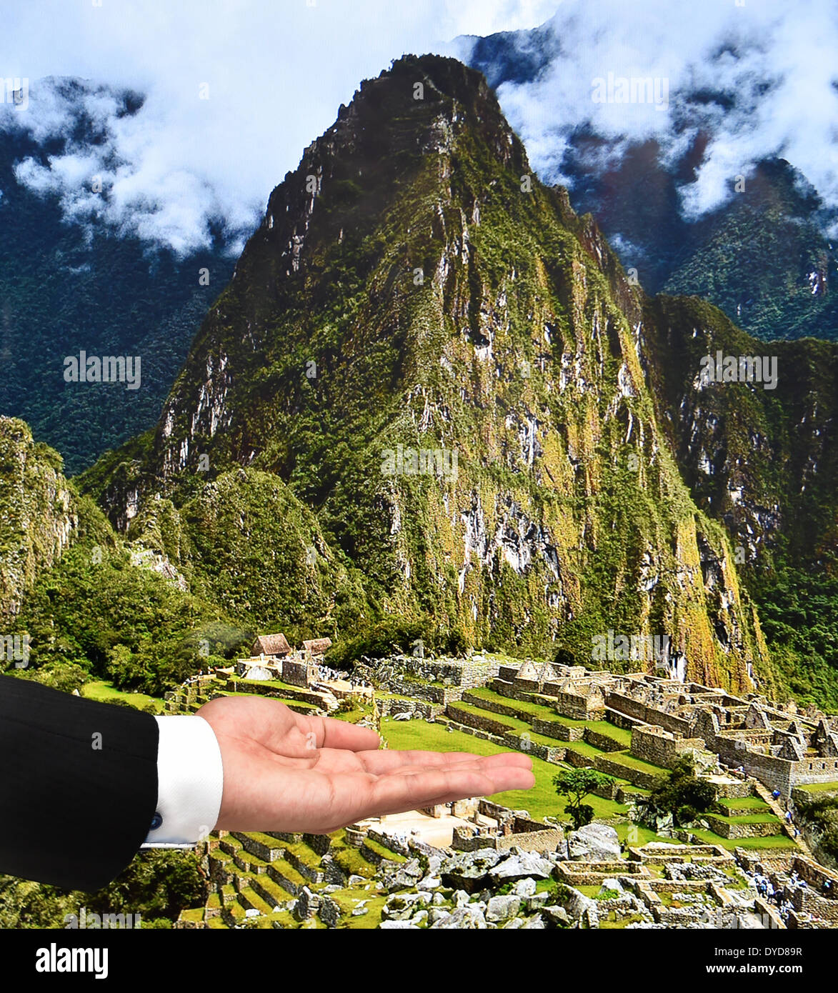 Tokyo, Giappone. 15 apr 2014. Sony annuncia una serie di Bravia 4K LED/LCD a Tokyo il Martedì, 15 aprile 2014. L'ammiraglia premium X9500B serie che viene fornito in un 85-inch modello e un 65-pollice impostato utilizza un nuovo set di tecnologie per offrire agli spettatori una qualità delle immagini di quattro volte la risoluzione full ad alta definizione. La serie incorpora la nuova struttura a cuneo, un fattore di forma progettato per aumentare la stabilità in un' epoca in cui la dimensione dello schermo continua ad aumentare. Credito: Natsuki Sakai/AFLO/Alamy Live News Foto Stock