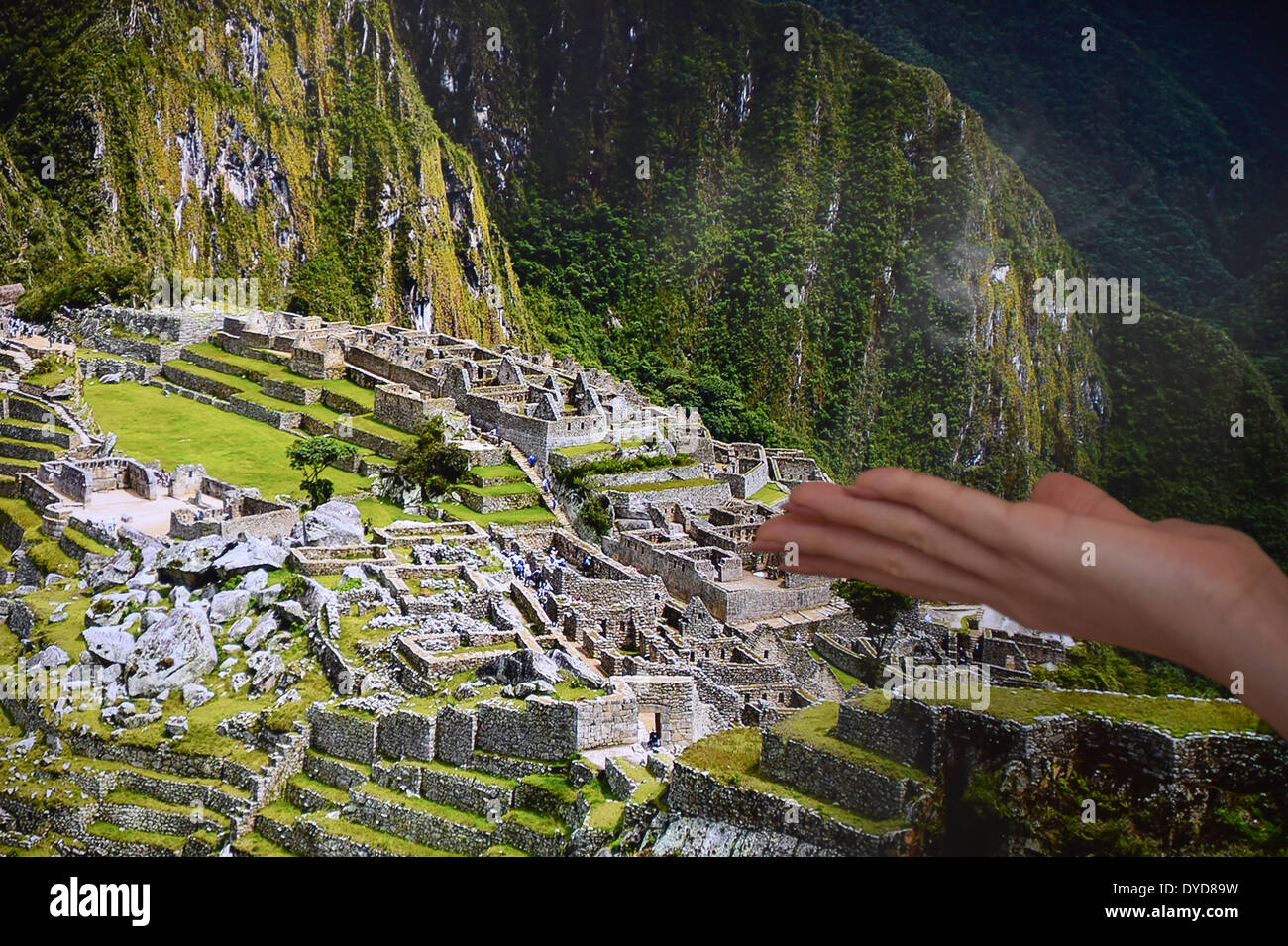 Tokyo, Giappone. 15 apr 2014. Sony annuncia una serie di Bravia 4K LED/LCD a Tokyo il Martedì, 15 aprile 2014. L'ammiraglia premium X9500B serie che viene fornito in un 85-inch modello e un 65-pollice impostato utilizza un nuovo set di tecnologie per offrire agli spettatori una qualità delle immagini di quattro volte la risoluzione full ad alta definizione. La serie incorpora la nuova struttura a cuneo, un fattore di forma progettato per aumentare la stabilità in un' epoca in cui la dimensione dello schermo continua ad aumentare. Credito: Natsuki Sakai/AFLO/Alamy Live News Foto Stock