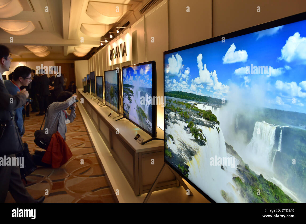 Tokyo, Giappone. 15 apr 2014. Visitatori vista stupefacente qualità delle immagini su il nuovo spot Sony BRAVIA 4K LED/LCD durante il suo lancio a Tokyo il Martedì, 15 aprile 2014. L'ammiraglia premium X9500B serie che viene fornito in un 85-inch modello e un 65-pollice impostato utilizza un nuovo set di tecnologie per offrire agli spettatori una qualità delle immagini di quattro volte la risoluzione full ad alta definizione. La X9000B serie incorpora la struttura newWedge, un fattore di forma progettato per aumentare la stabilità in un' epoca in cui la dimensione dello schermo continua ad aumentare. Credito: Natsuki Sakai/AFLO/Alamy Live News Foto Stock