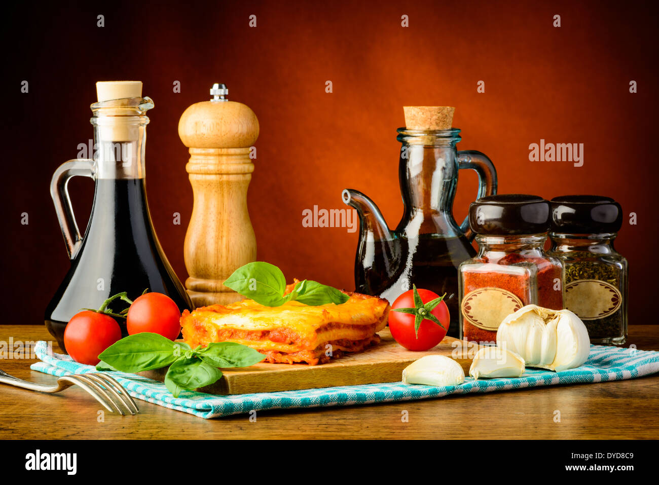 Lasagne tradizionali con ingredienti alimentari, erbe e spezie Foto Stock