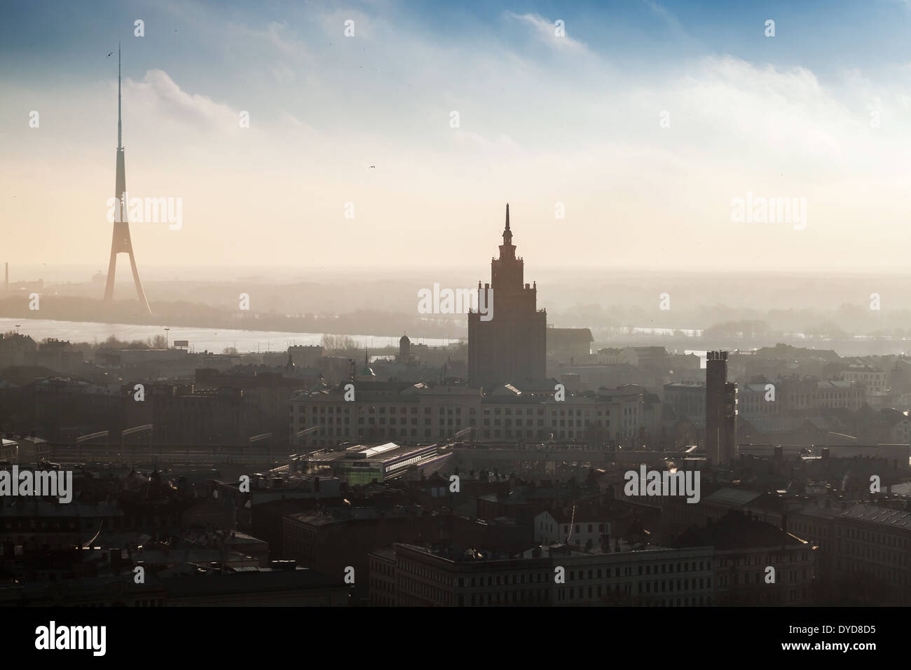 RIGA, Lettonia - 31 dicembre 2013: Cityscape panorama della citta' di Riga con alte casa vivente e la torre della TV nella nebbia Foto Stock