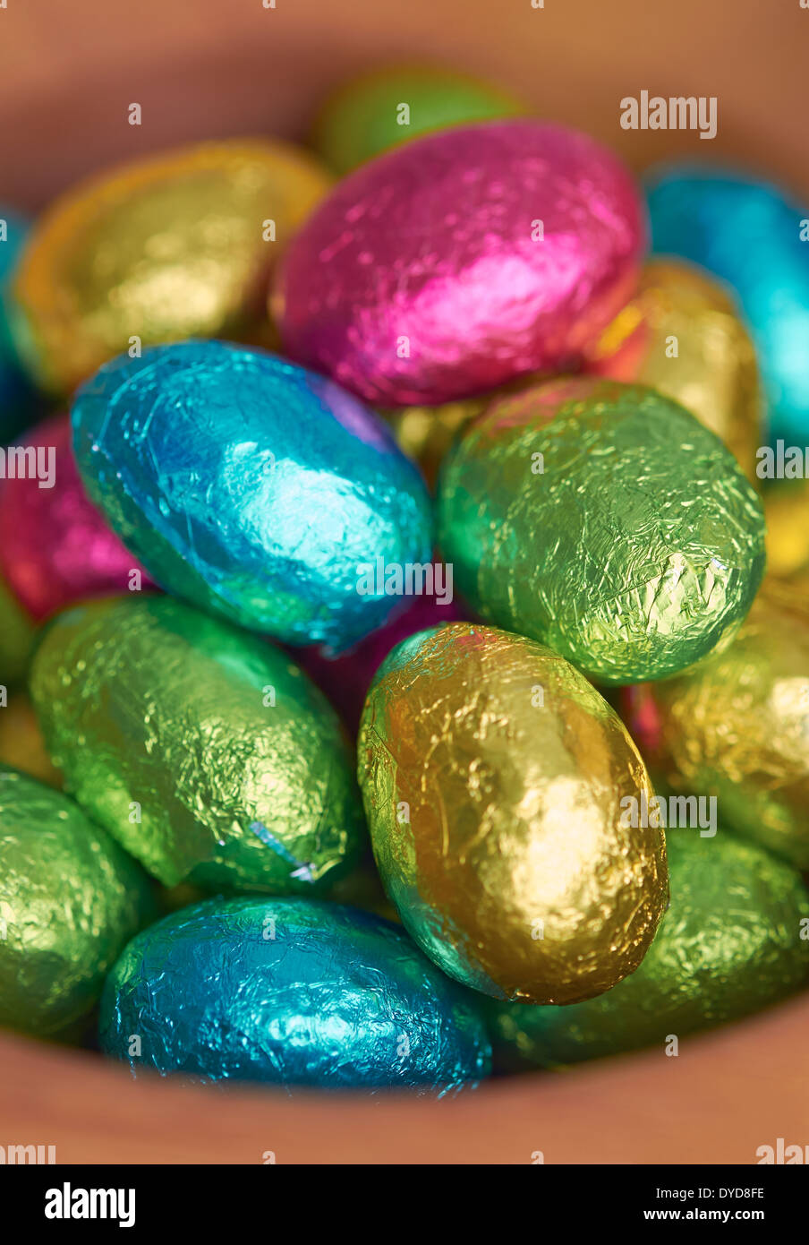 Colouful stagnola avvolto le uova di pasqua in una ciotola. Foto Stock