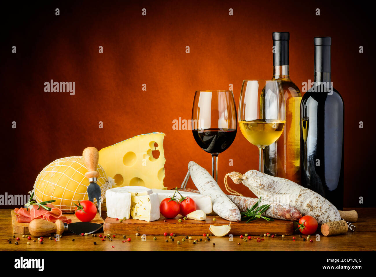 Ancora vita con il tradizionale formaggio, salsicce di cibo e vino Foto Stock