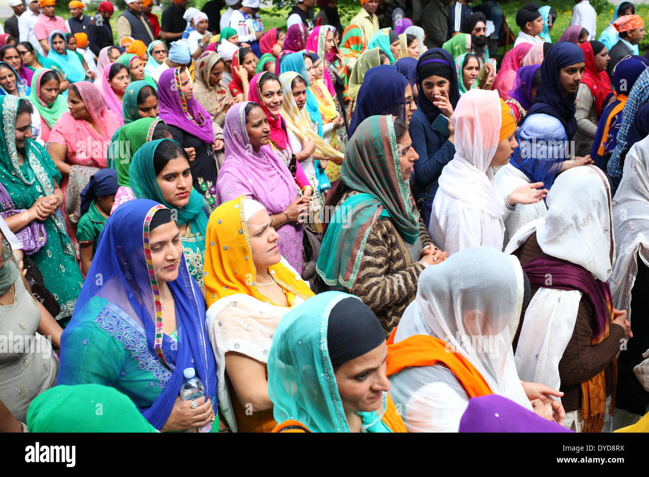 San Giovanni Valdarno, Toscana, Italia - 13 April, 2014. nagarkirtan, indiano processione religiosa ha celebrato in diverse parti d Italia e del mondo. tutti i partecipanti indossano abiti tradizionali e turbante con l'emblema della fede sikh. Foto Stock