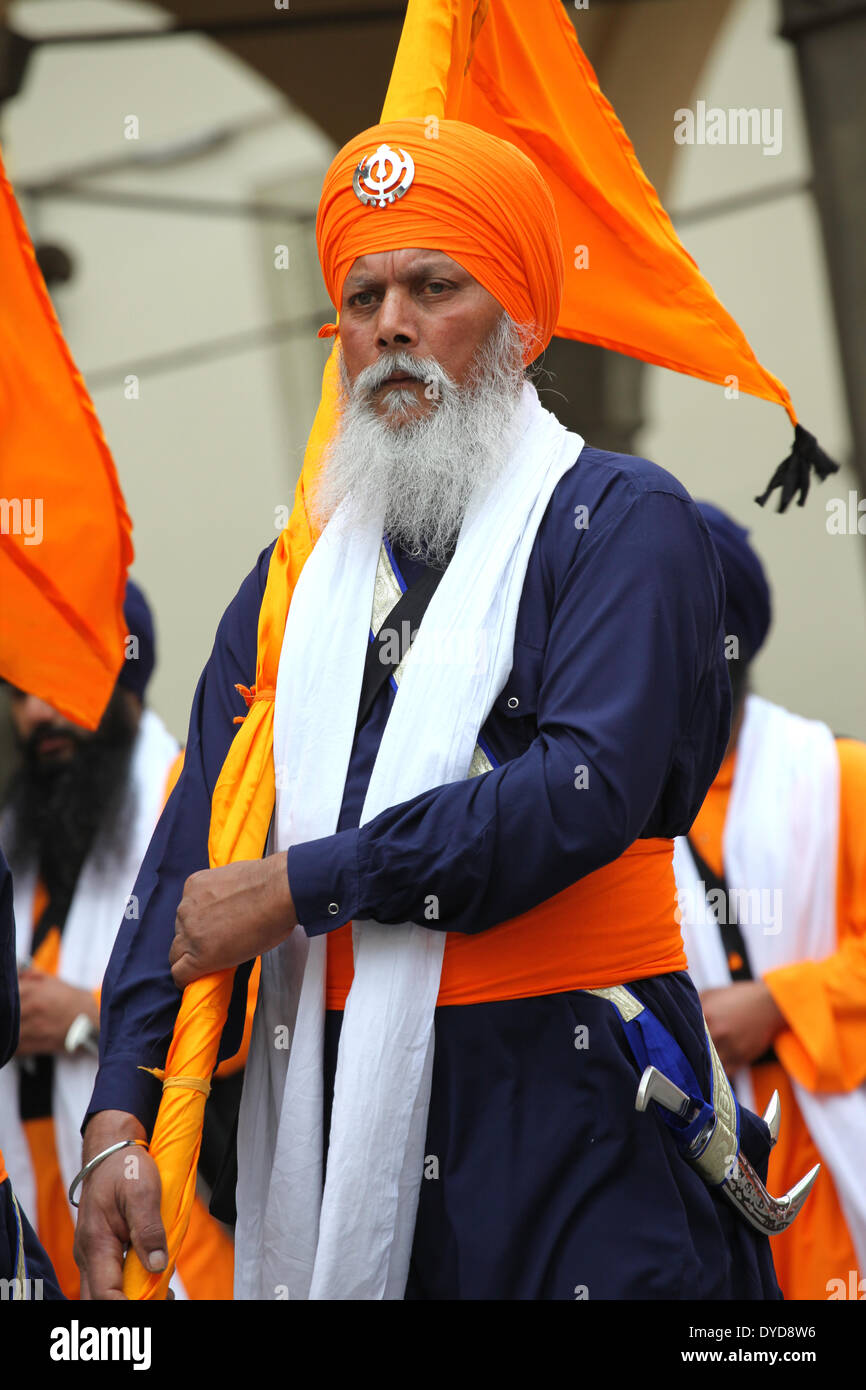 SAN GIOVANNI VALDARNO, Toscana, Italia - 13 April, 2014. NagarKirtan, Indiano processione religiosa ha celebrato in diverse parti d Italia e del mondo. Tutti i partecipanti indossano abiti tradizionali e turbante con l'emblema della fede sikh. Foto Stock