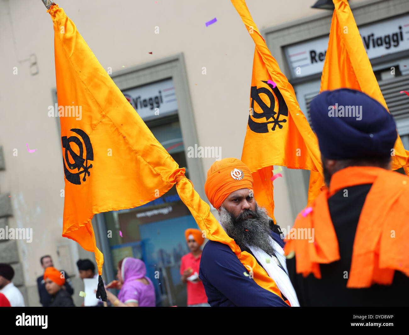 San Giovanni Valdarno, Toscana, Italia - 13 April, 2014. nagarkirtan, indiano processione religiosa ha celebrato in diverse parti d Italia e del mondo. tutti i partecipanti indossano abiti tradizionali e turbante con l'emblema della fede sikh. Foto Stock