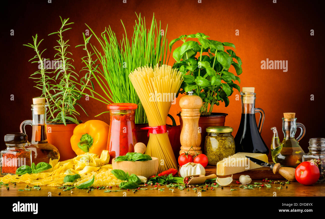 Ancora vita con i tradizionali piatti di pasta italiana ingredienti, erbe e spezie Foto Stock