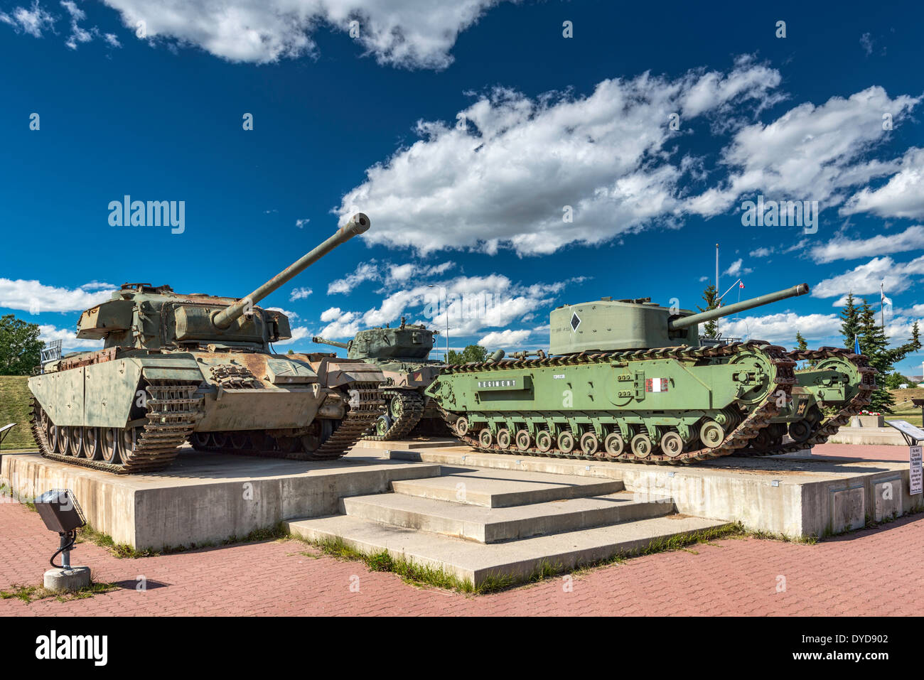 Centurion Mk III e Churchill Mk VIII Crocodile serbatoi, i musei militari a Calgary, Alberta, Canada Foto Stock
