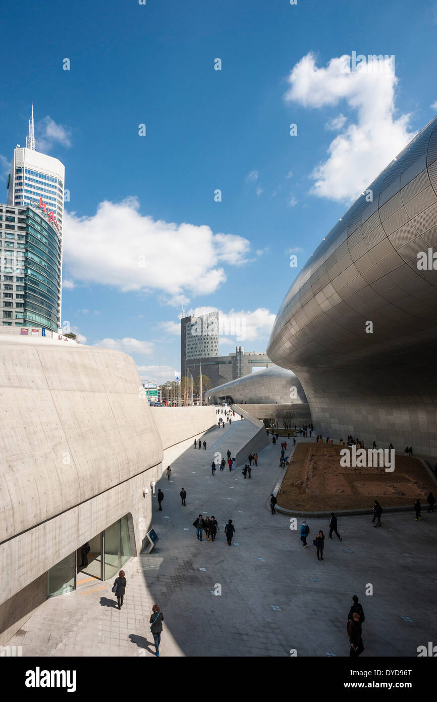 Progettazione di Dongdaemun Plaza (DDP), Seul, Corea del Sud. Architetto: Zaha Hadid Architects, 2014. Generale vista esterna. Foto Stock