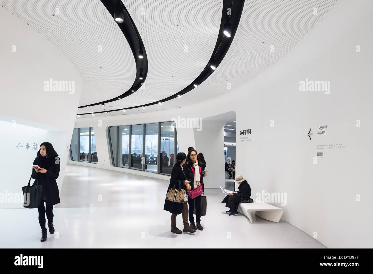 Progettazione di Dongdaemun Plaza (DDP), Seul, Corea del Sud. Architetto: Zaha Hadid Architects, 2014. Vista ampia ampi corridoi con vi Foto Stock