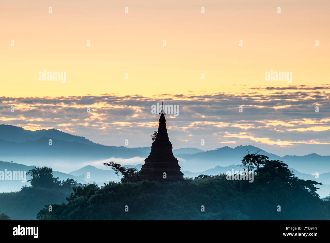 Pagoda circondata da alberi, nella nebbia, nella luce del mattino, Mrauk U, Sittwe distretto, Stato di Rakhine, Myanmar Foto Stock