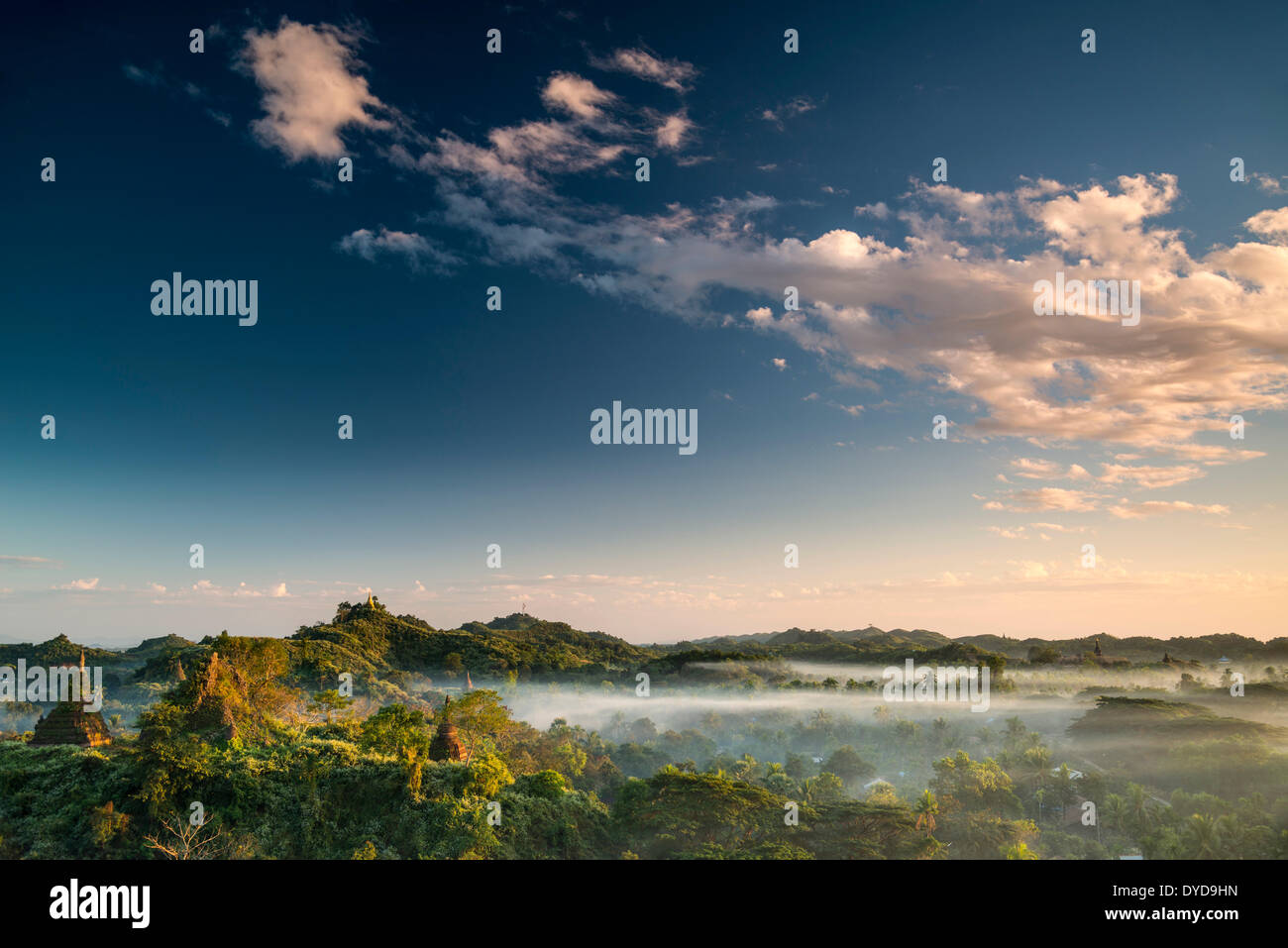 Pagode circondato da alberi, nella nebbia, Mrauk U, Sittwe distretto, Stato di Rakhine, Myanmar Foto Stock