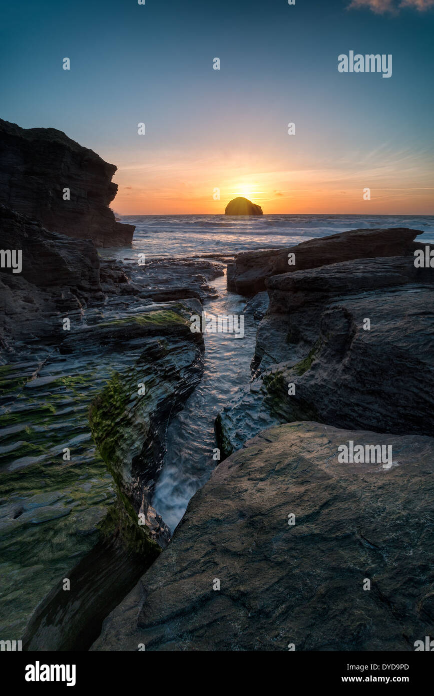 Spiaggia rocciosa a Trebarwith Strand vicino a Tintagel sul robusto a nord della costa della Cornovaglia Foto Stock