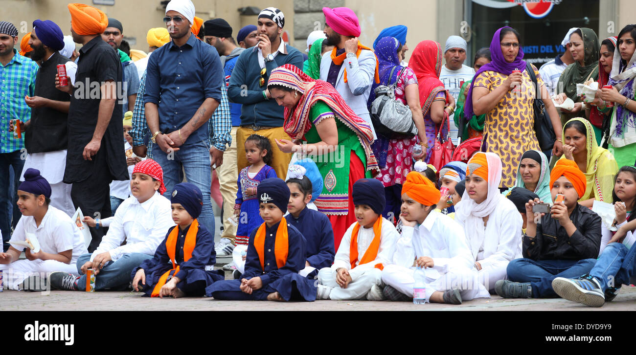 San Giovanni Valdarno, Toscana, Italia - 13 April, 2014. nagarkirtan, indiano processione religiosa ha celebrato in diverse parti d Italia e del mondo. tutti i partecipanti indossano abiti tradizionali e turbante con l'emblema della fede sikh. Foto Stock